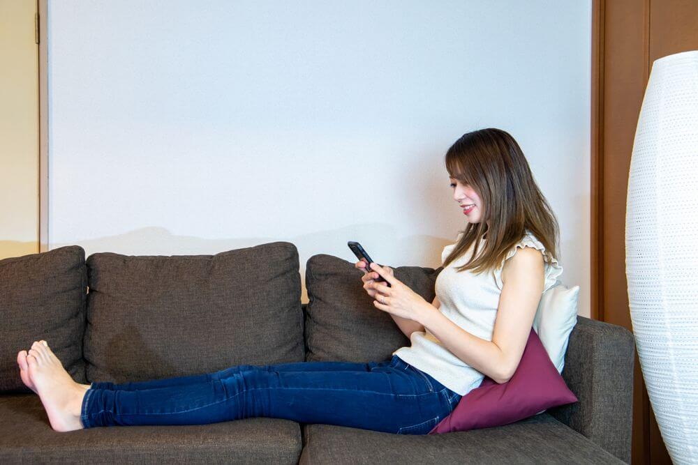 スマホを見る女性