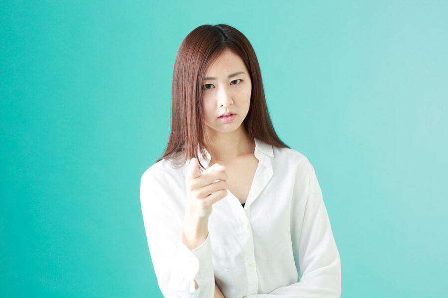 怒る女性