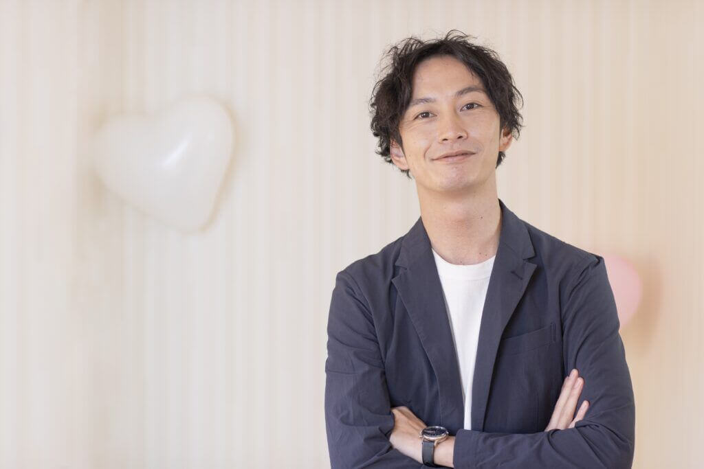 腕を組む男性