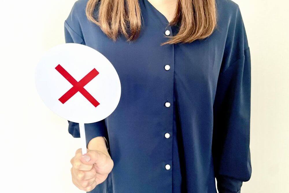 NGサインを出す女性