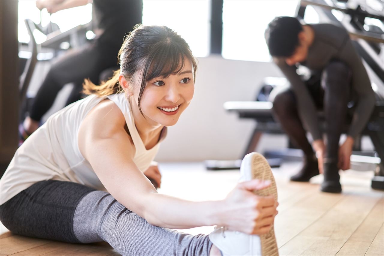 ジムで運動する笑顔の女性