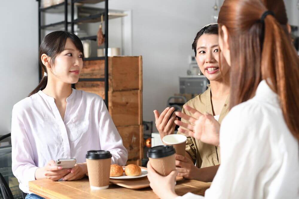カフェで談笑する女性