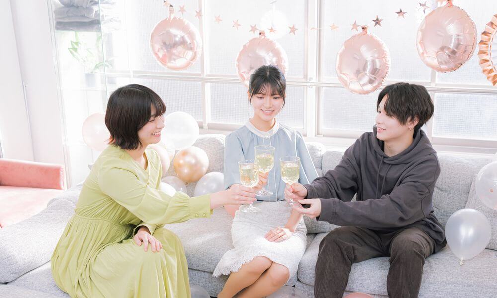ホームパーティーをする男女